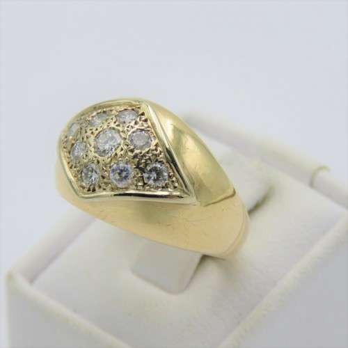 9kt Gold ring with diamond - appr. 0,40ct in total - Weighs 4,1 grams - Size O