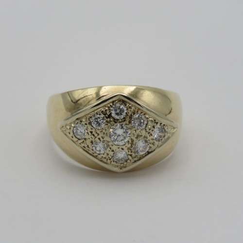 9kt Gold ring with diamond - appr. 0,40ct in total - Weighs 4,1 grams - Size O