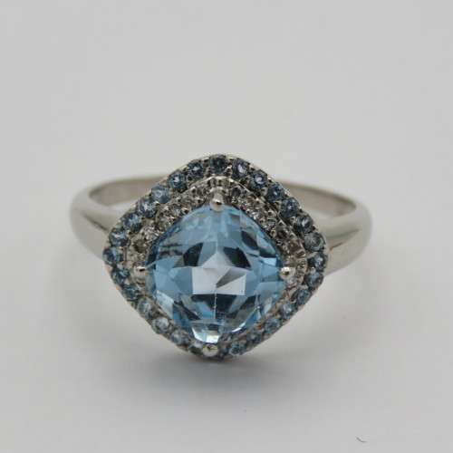 9kt white gold ring with Aquamarine and small diamonds - Weighs 3,0 g - Size O 1/2