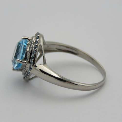 9kt white gold ring with Aquamarine and small diamonds - Weighs 3,0 g - Size O 1/2