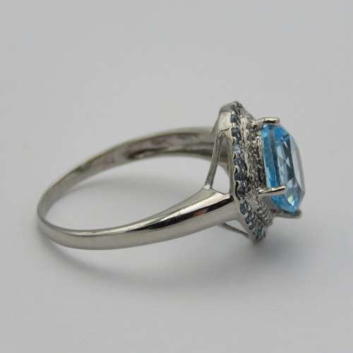 9kt white gold ring with Aquamarine and small diamonds - Weighs 3,0 g - Size O 1/2