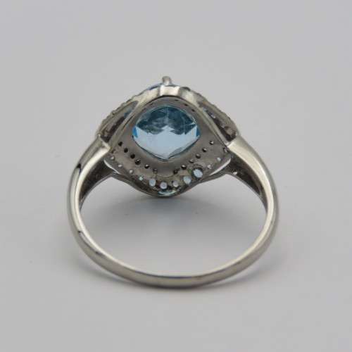 9kt white gold ring with Aquamarine and small diamonds - Weighs 3,0 g - Size O 1/2