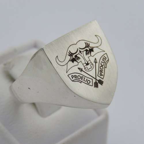 Sterling silver ring with SADF 32 Battalion crest - Weighs 12,8 g - Size Y