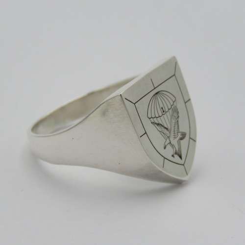 Sterling silver ring with SADF 1 Parachute battalion crest - Weighs 12,5 g - Size X