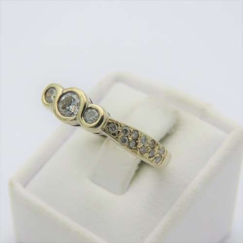 18kt White gold diamond ring with 25 diamonds