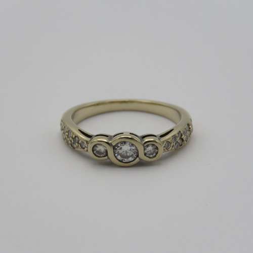 18kt White gold diamond ring with 25 diamonds