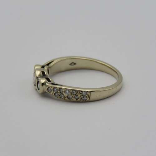 18kt White gold diamond ring with 25 diamonds