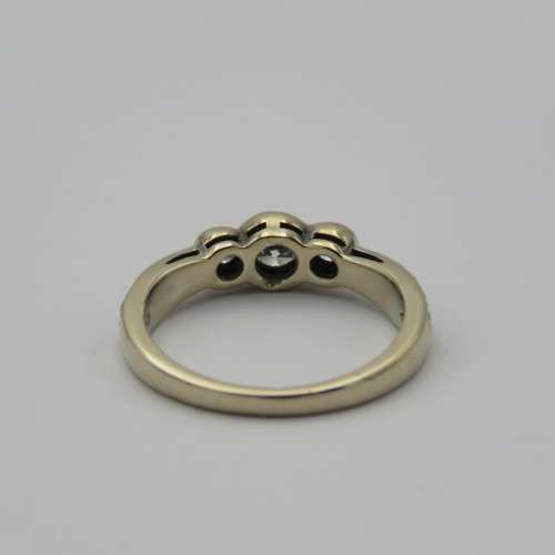 18kt White gold diamond ring with 25 diamonds