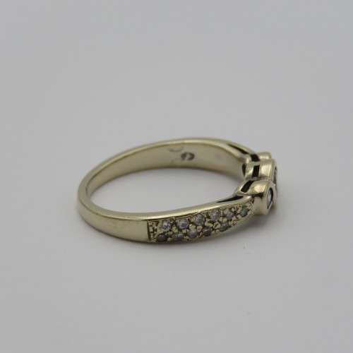 18kt White gold diamond ring with 25 diamonds