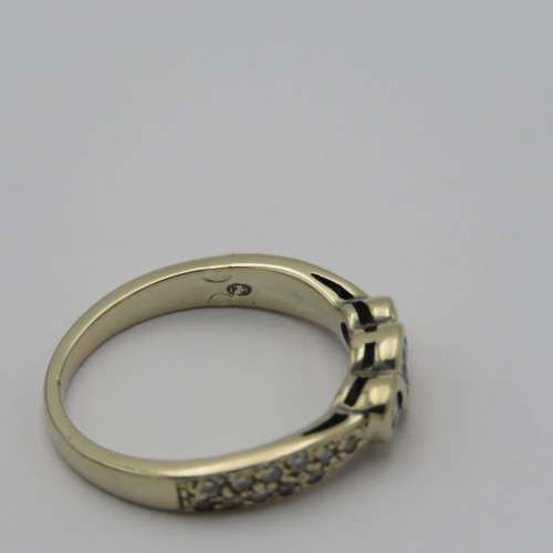 18kt White gold diamond ring with 25 diamonds