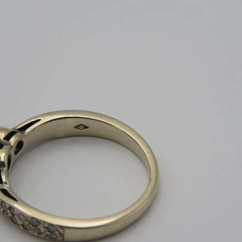 18kt White gold diamond ring with 25 diamonds