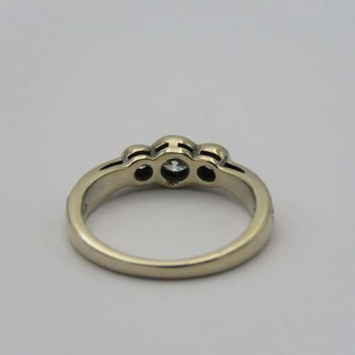 18kt White gold diamond ring with 25 diamonds