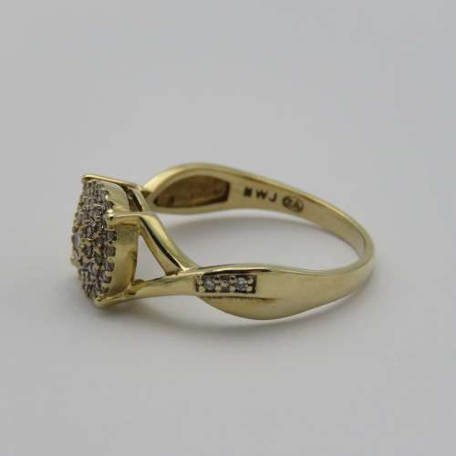 9kt Yellow gold diamond ring with 53 diamonds - Weighs 3,0 g - Size N
