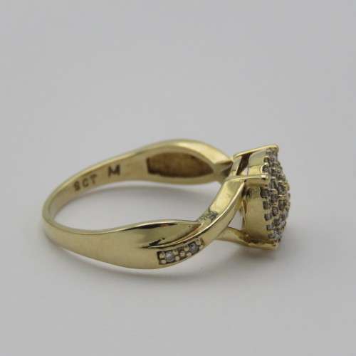 9kt Yellow gold diamond ring with 53 diamonds - Weighs 3,0 g - Size N