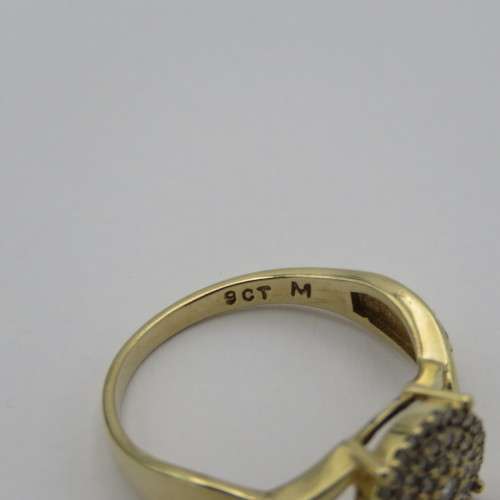 9kt Yellow gold diamond ring with 53 diamonds - Weighs 3,0 g - Size N