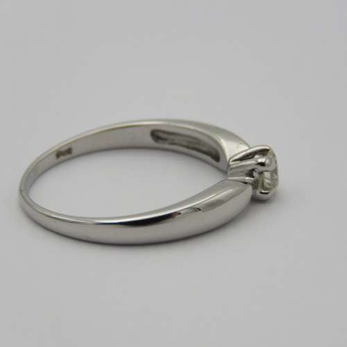 9kt White gold diamond ring - appr. 0,24ct - Weighs 2,8 g - Size O 1/2