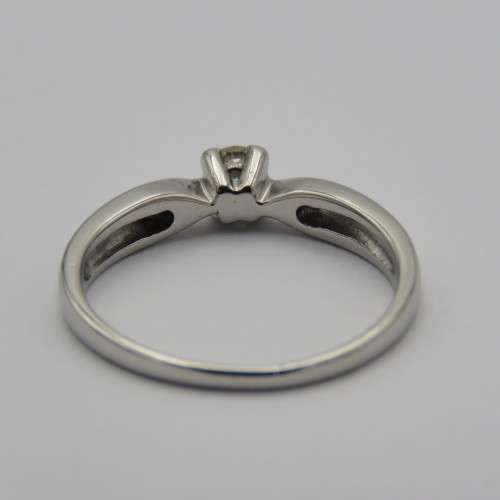 9kt White gold diamond ring - appr. 0,24ct - Weighs 2,8 g - Size O 1/2