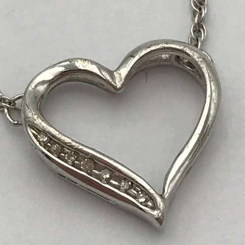 Sterling Silver necklace with heart shaped pendant - weighs 2,9g - 44cm