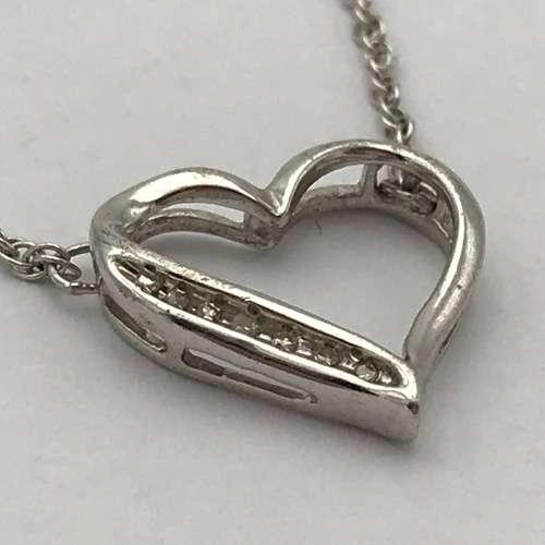 Sterling Silver necklace with heart shaped pendant - weighs 2,9g - 44cm
