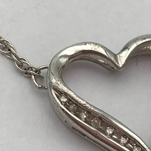 Sterling Silver necklace with heart shaped pendant - weighs 2,9g - 44cm