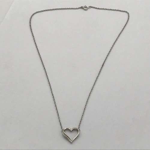 Sterling Silver necklace with heart shaped pendant - weighs 2,9g - 44cm
