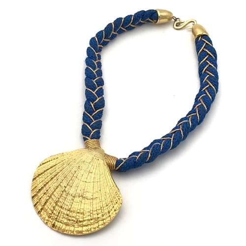 Costume jewellery necklace with shell shaped pendant - 35cm
