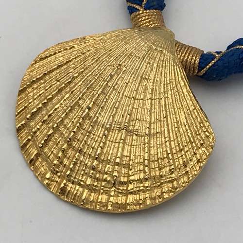 Costume jewellery necklace with shell shaped pendant - 35cm