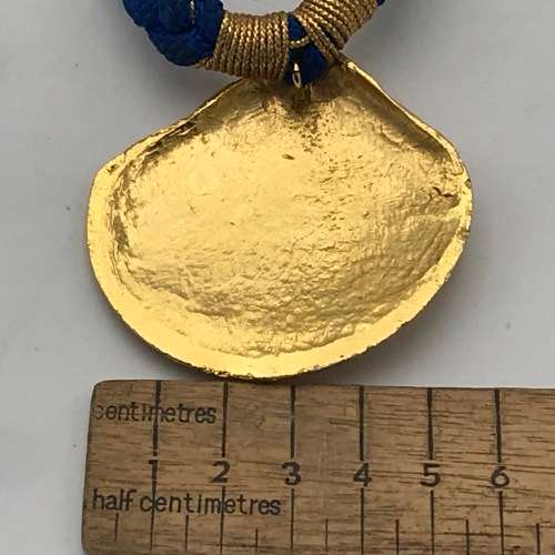 Costume jewellery necklace with shell shaped pendant - 35cm