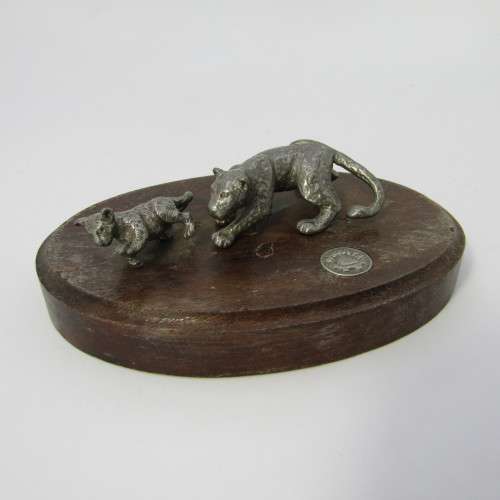 Makoulpa Leopards sculpture table ornament