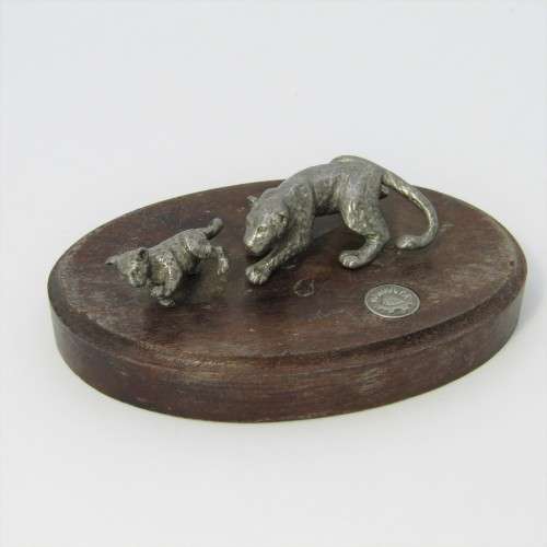 Makoulpa Leopards sculpture table ornament