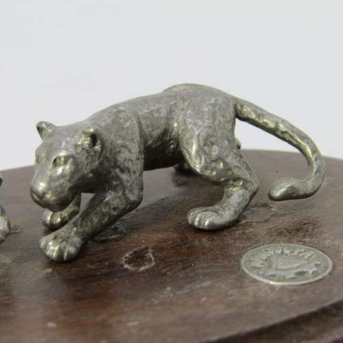 Makoulpa Leopards sculpture table ornament