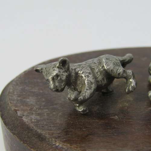 Makoulpa Leopards sculpture table ornament