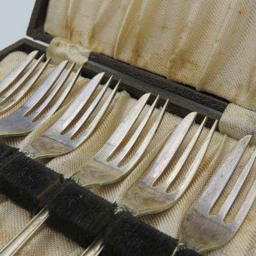 Vintage EPNS cake fork set in box