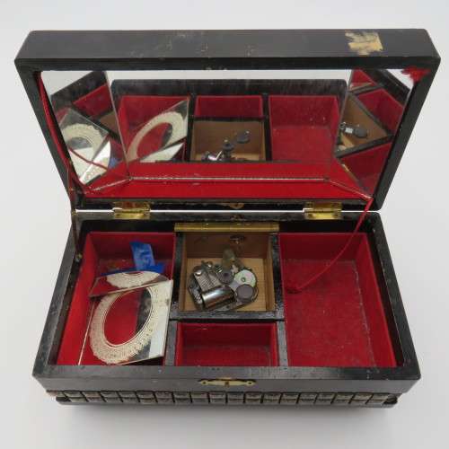 Vintage Japanese musical jewellery box with mother of pearl inlays