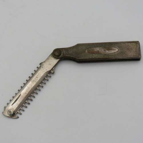 Vintage fold open travel razor