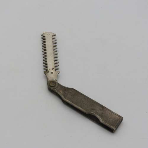 Vintage fold open travel razor