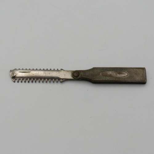 Vintage fold open travel razor