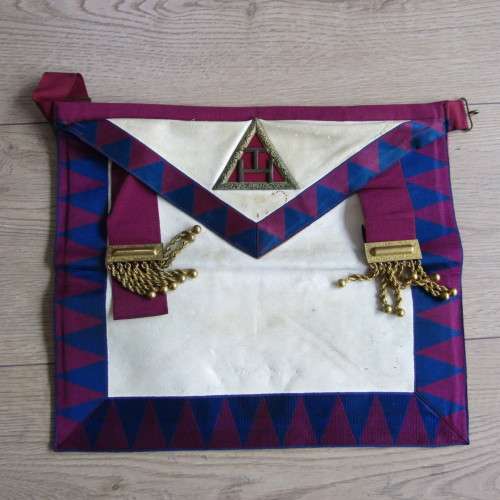 Masonic items of T . Potts in leather case with many items