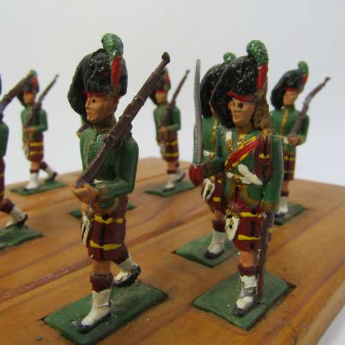 Set of 15 Scottish Highlanders marching lead soldiers