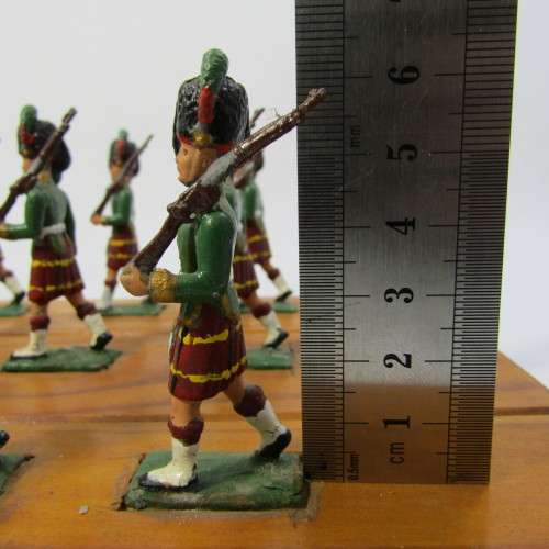 Set of 15 Scottish Highlanders marching lead soldiers