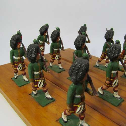 Set of 15 Scottish Highlanders marching lead soldiers