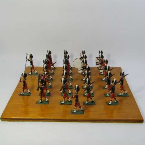 Set of 28 Scottish Highlanders marching band lead soldiers