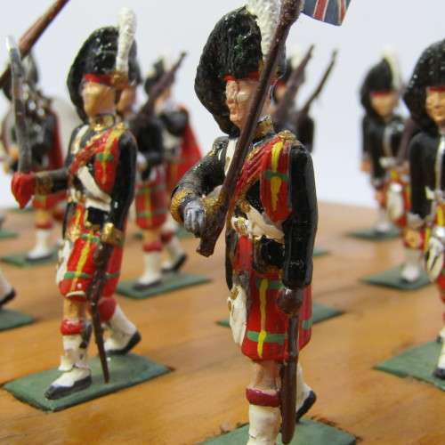 Set of 28 Scottish Highlanders marching band lead soldiers