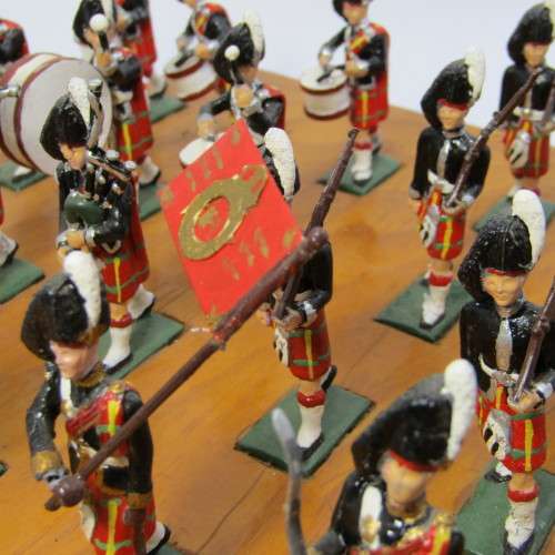 Set of 28 Scottish Highlanders marching band lead soldiers
