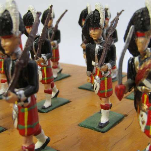 Set of 28 Scottish Highlanders marching band lead soldiers