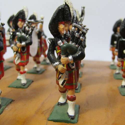Set of 28 Scottish Highlanders marching band lead soldiers