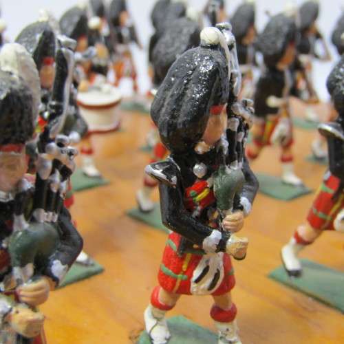 Set of 28 Scottish Highlanders marching band lead soldiers