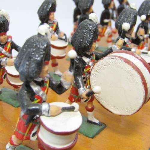 Set of 28 Scottish Highlanders marching band lead soldiers