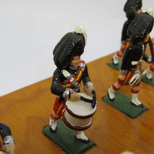 Set of 28 Scottish Highlanders marching band lead soldiers