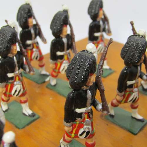 Set of 28 Scottish Highlanders marching band lead soldiers